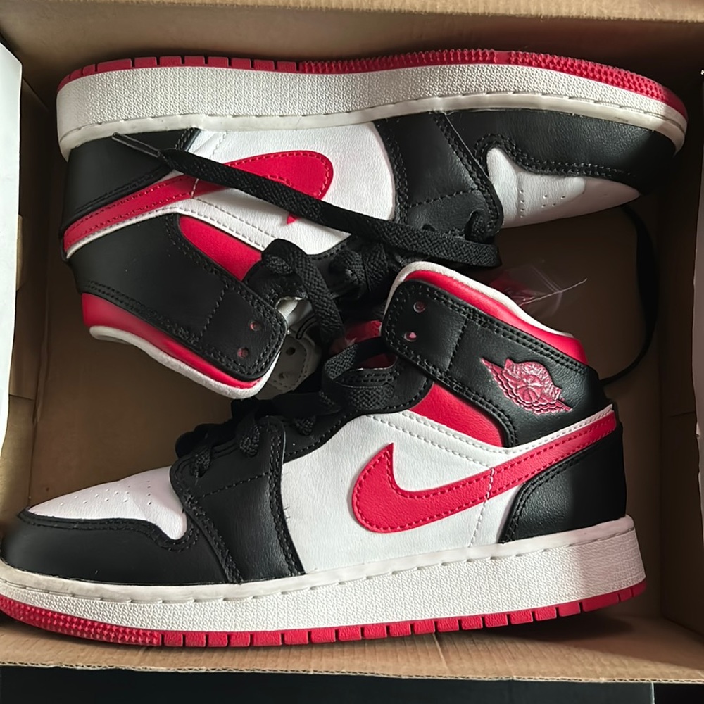 Jordan 1 Size 3.5Y. Great condition. Unisex